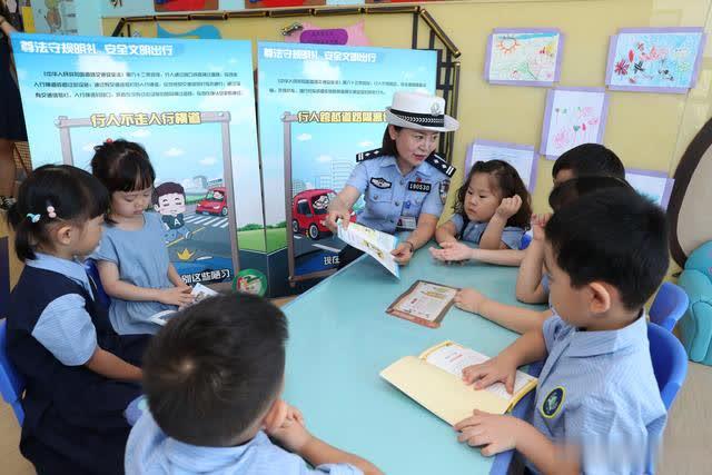 開學(xué)首日交警阿姨來講課 幼兒園小朋友在歡笑中學(xué)交通安全