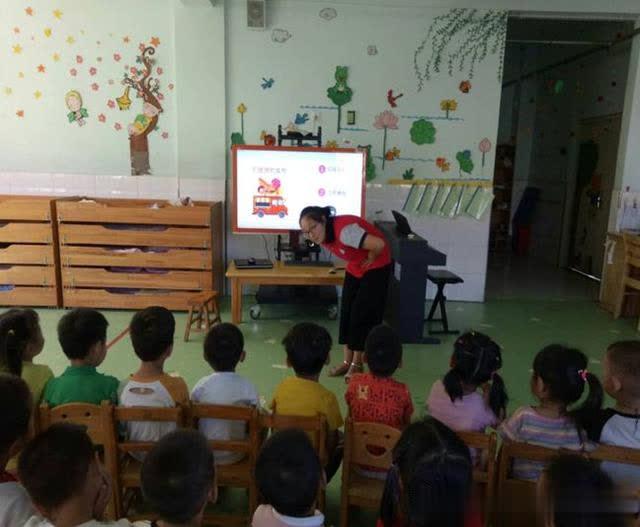 不亂吃東西——河?xùn)|工業(yè)園區(qū)實驗幼兒園混齡一班食品安全教育活動