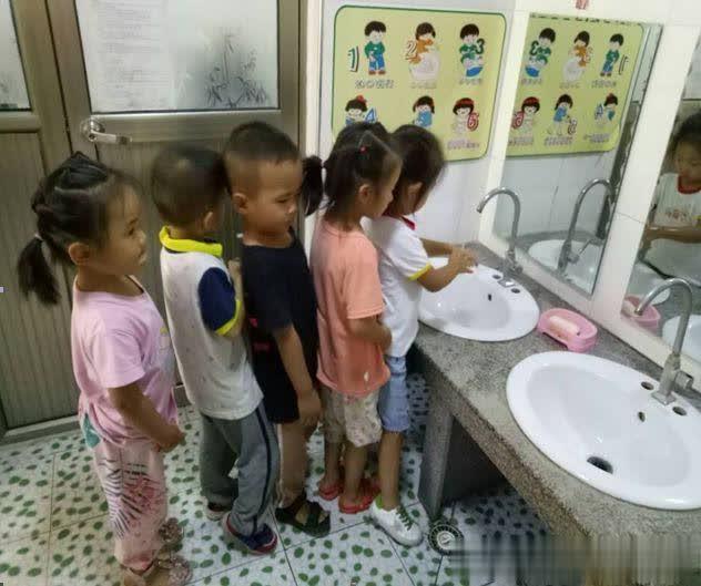 不亂吃東西——河?xùn)|工業(yè)園區(qū)實驗幼兒園混齡一班食品安全教育活動