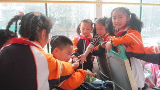 校車安全知識，小朋友乘坐校車要注意什么？