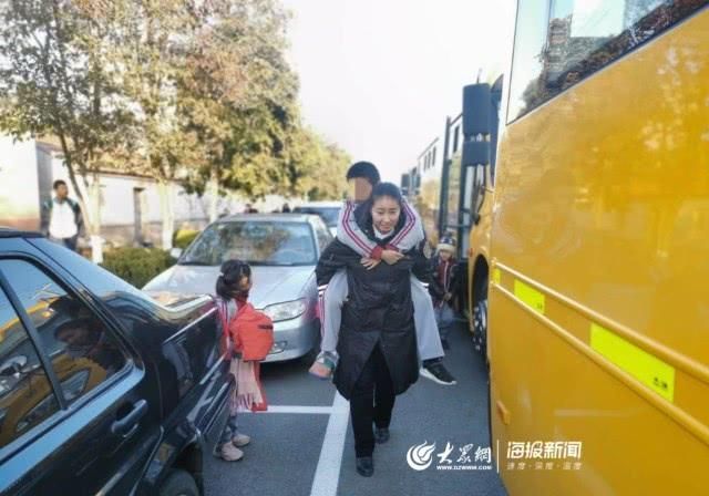 撐起孩子求學之路！這位校車照管員背學生的身影真暖