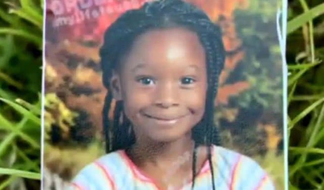 美國6歲女童在人行道上被車撞死，當時還牽著奶奶的手在等校車