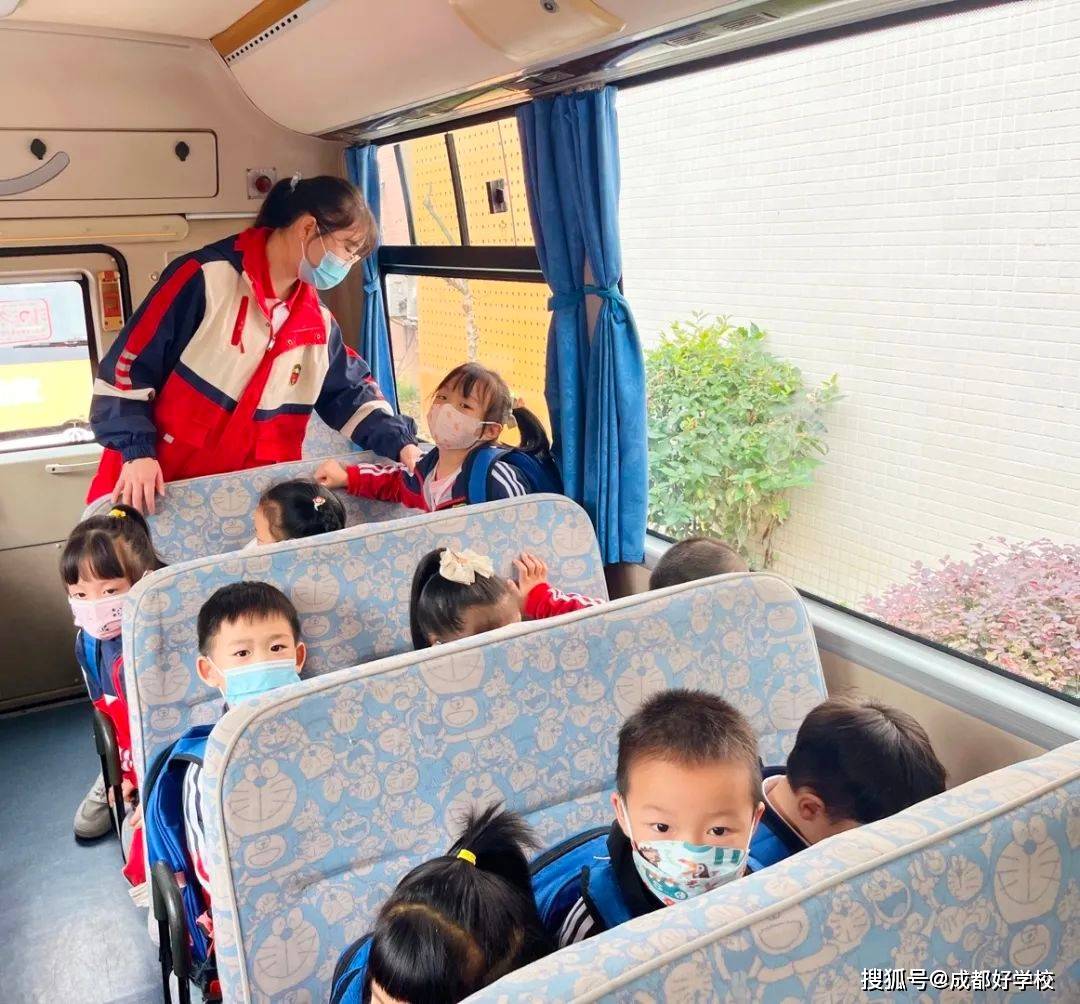 遇事不慌，聽(tīng)從指揮！柏林陽(yáng)光幼兒園校車(chē)安全演練，為愛(ài)護(hù)航！