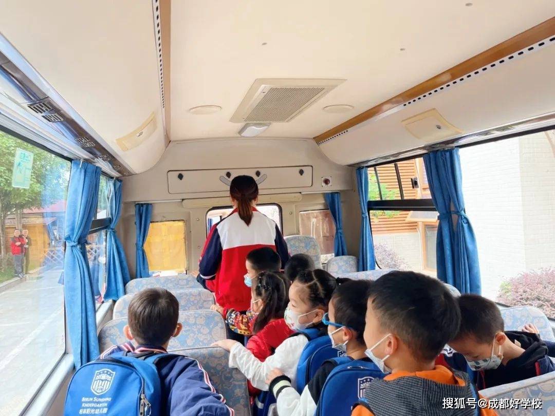 遇事不慌，聽(tīng)從指揮！柏林陽(yáng)光幼兒園校車(chē)安全演練，為愛(ài)護(hù)航！