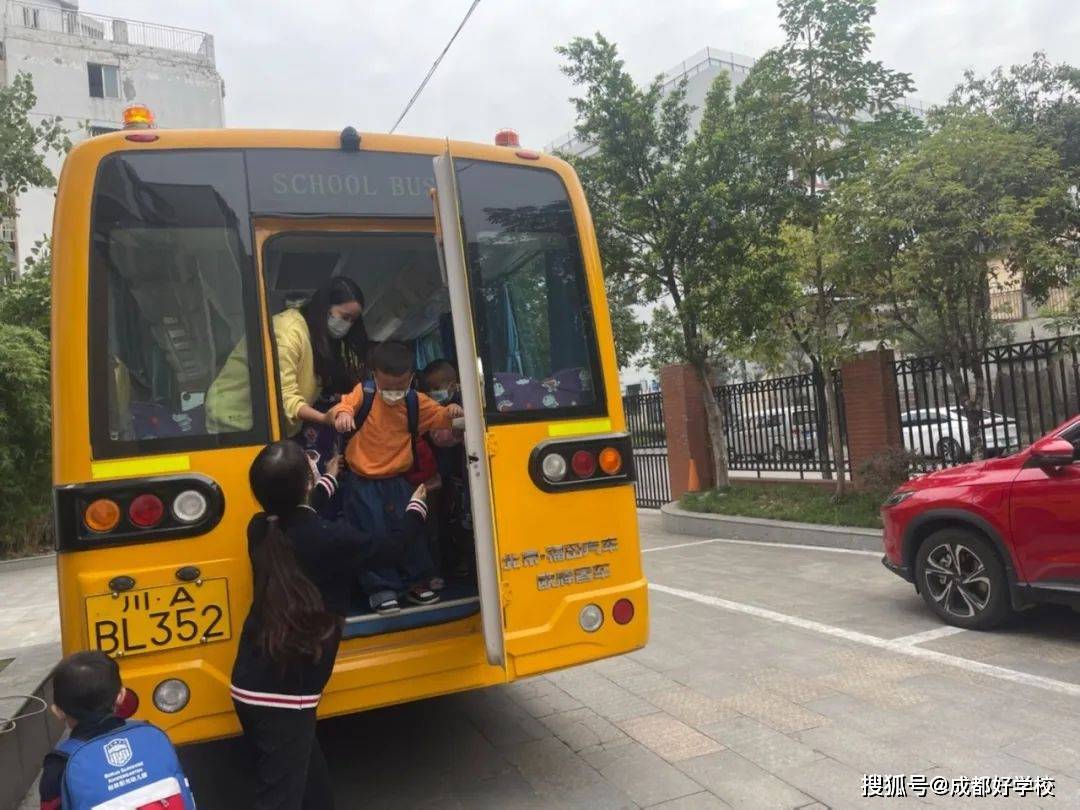 遇事不慌，聽(tīng)從指揮！柏林陽(yáng)光幼兒園校車(chē)安全演練，為愛(ài)護(hù)航！