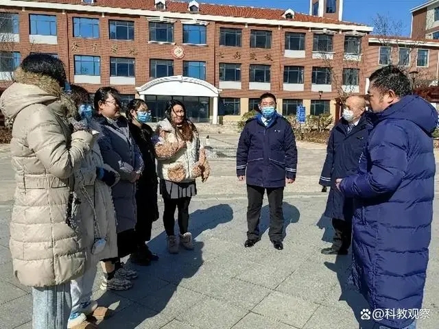 開學(xué)安全第一課——嶗山區(qū)張村河小學(xué)開展校車安全疏散應(yīng)急演練
