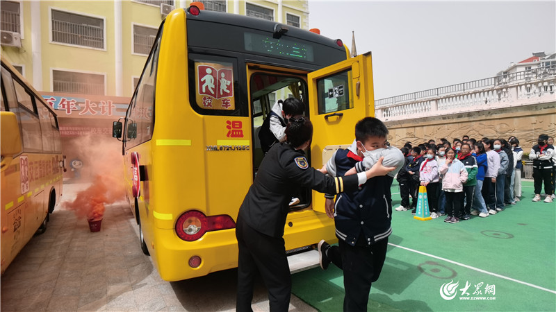 守護(hù)安全 青島溫馨校車開展春季綜合應(yīng)急演練