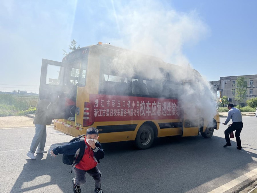 積玉口鎮(zhèn)小學(xué)開展校車安全應(yīng)急疏散演練