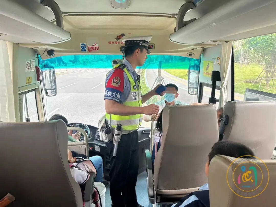 兩輛“黑校車”，被查！