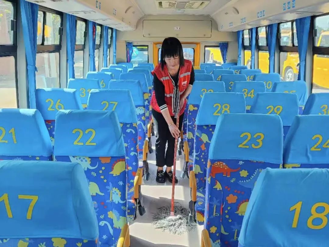 用心呵護 用愛護航 | 為確保新學期校車安全運行，校車大掃除保養很重要