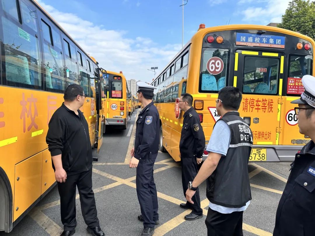 新學期啟航，萬江交警大隊攜手多方力量開展校車安全大檢查