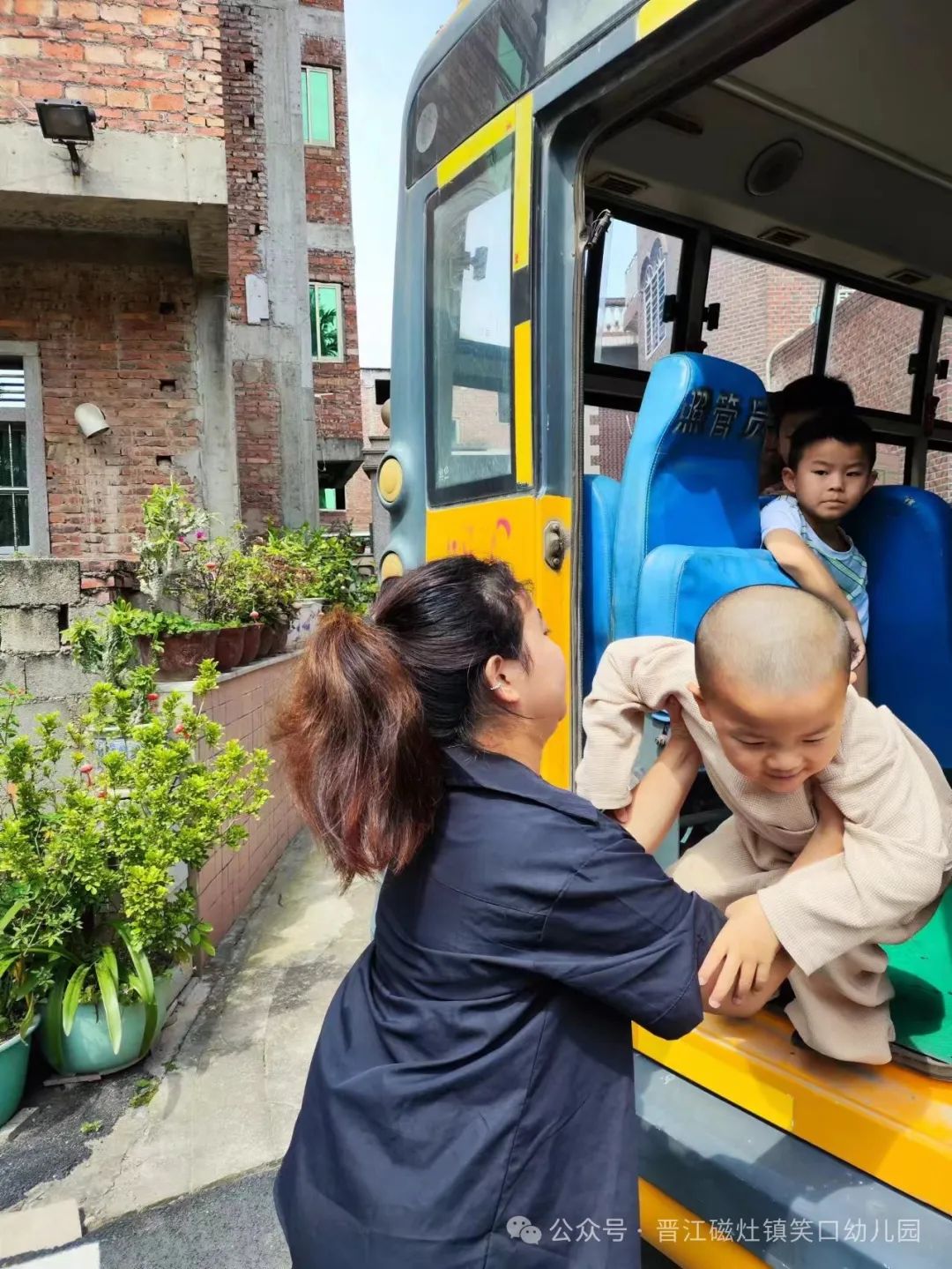 為愛護航，校車安全伴我行— —笑口幼兒園校車消防應急安全逃生演練
