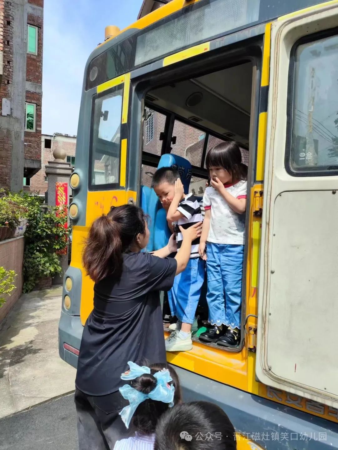 為愛護航，校車安全伴我行— —笑口幼兒園校車消防應急安全逃生演練