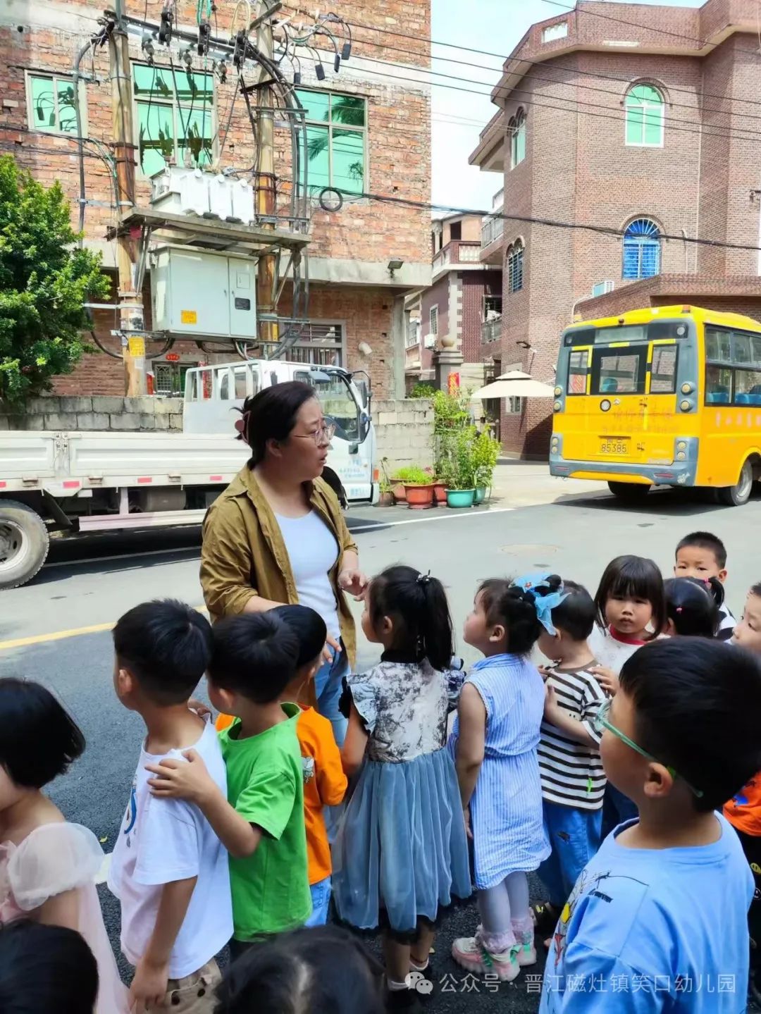 為愛護航，校車安全伴我行— —笑口幼兒園校車消防應急安全逃生演練