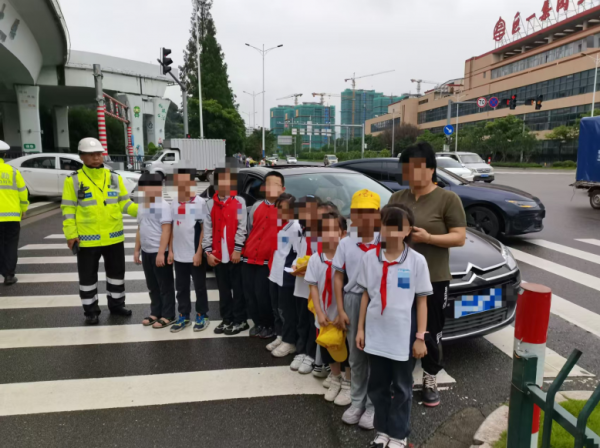 溫州交警查獲“黑校車”：5座車載10名學(xué)生，司機被刑事立案