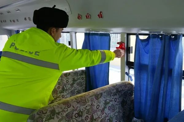 吉木乃縣公安局交警大隊(duì)開展冬季校車安全大檢查