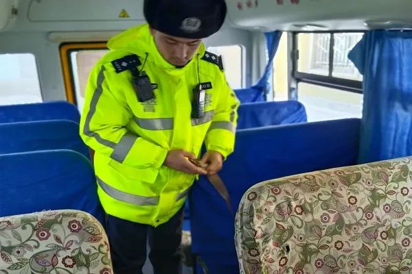 吉木乃縣公安局交警大隊(duì)開展冬季校車安全大檢查