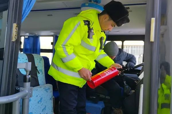 吉木乃縣公安局交警大隊(duì)開展冬季校車安全大檢查