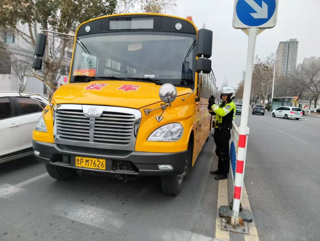 【交警在路上】為“上學路”加上“安全鎖” 讓校車“跑”得更安全！