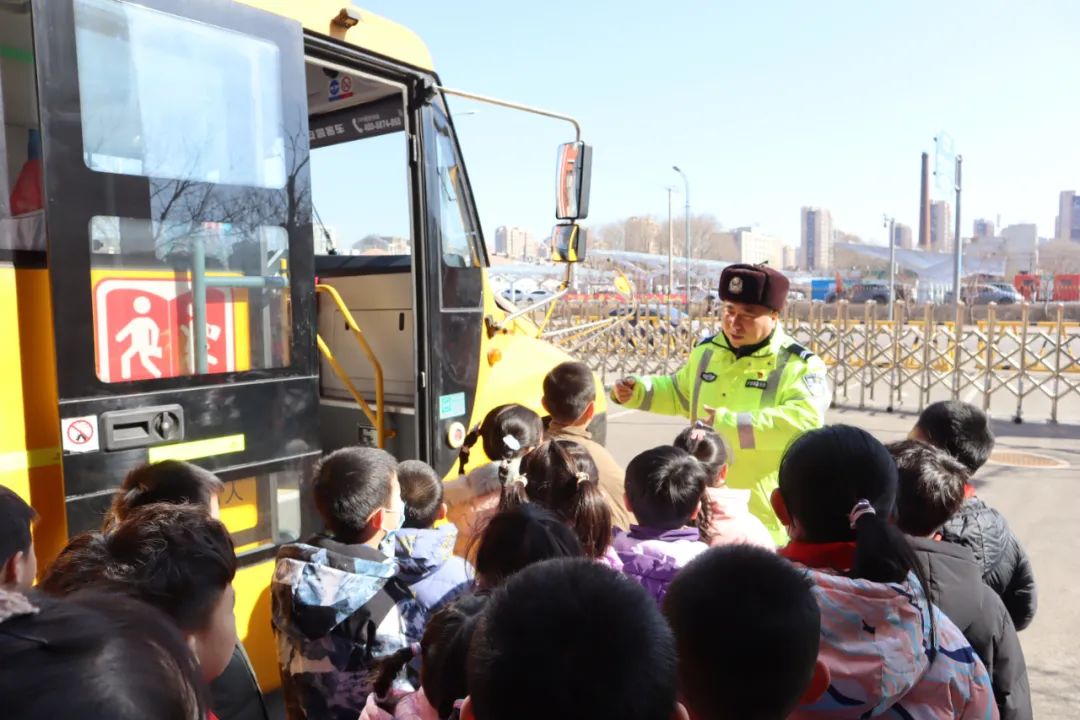 【成長—健康】為愛護(hù)航 平安乘車—道義第二小學(xué)校車安全應(yīng)急疏散演練