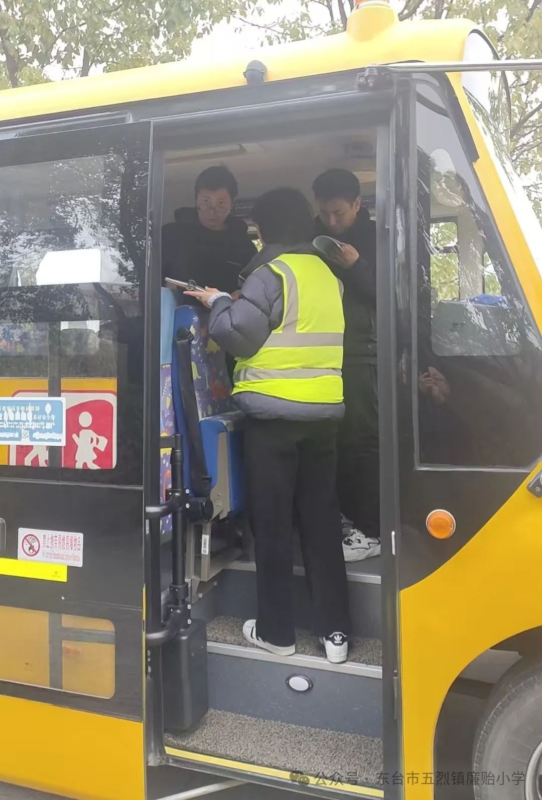 嚴(yán)把校車“安全關(guān)” 守護(hù)學(xué)生“安全路”
