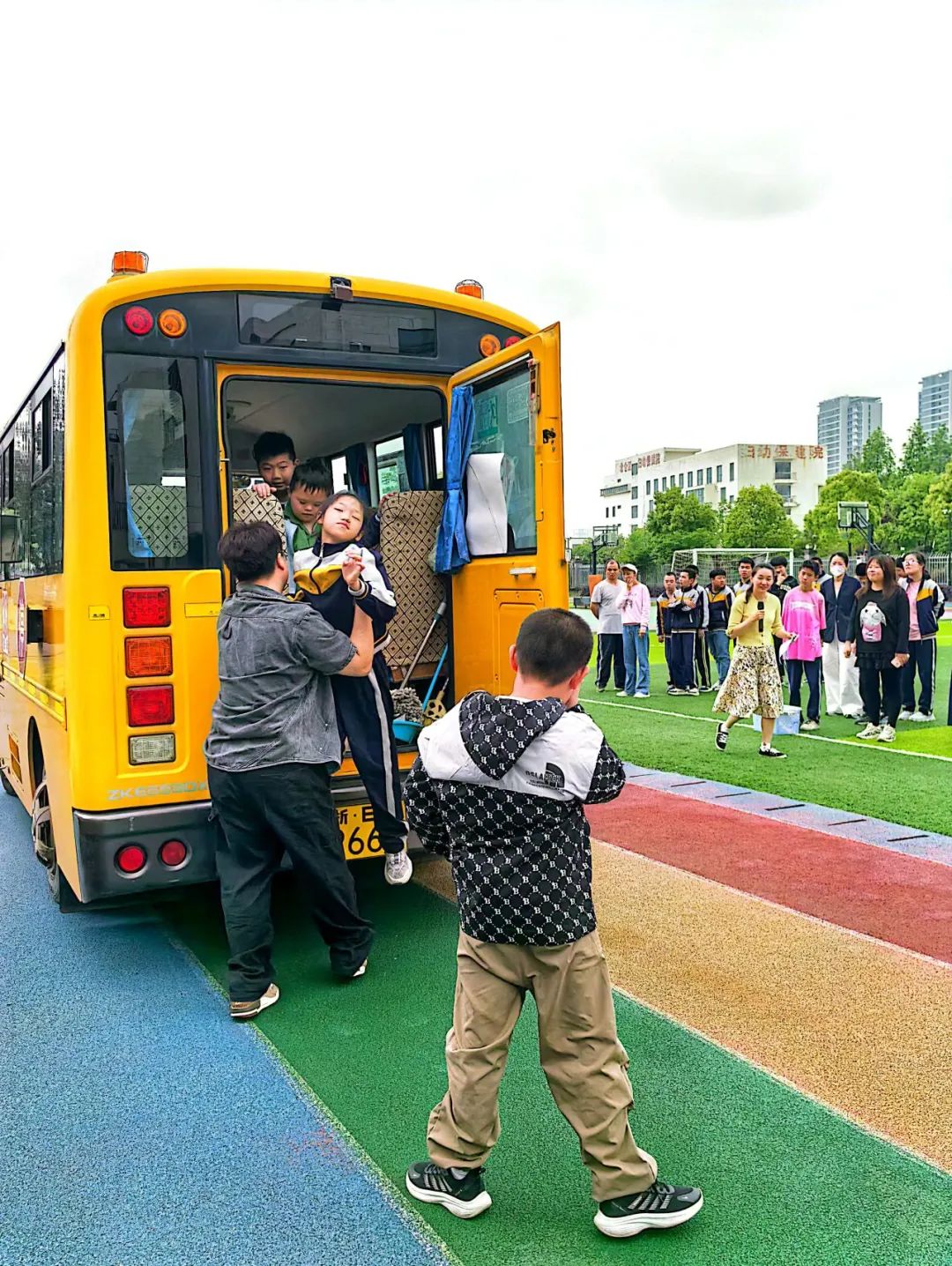 “為愛護航 平安出行 ” 陽光學(xué)校校車安全應(yīng)急演練
