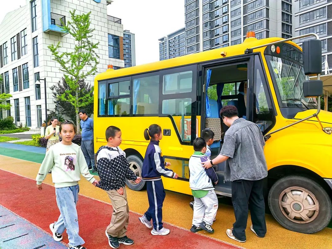 “為愛護航 平安出行 ” 陽光學(xué)校校車安全應(yīng)急演練