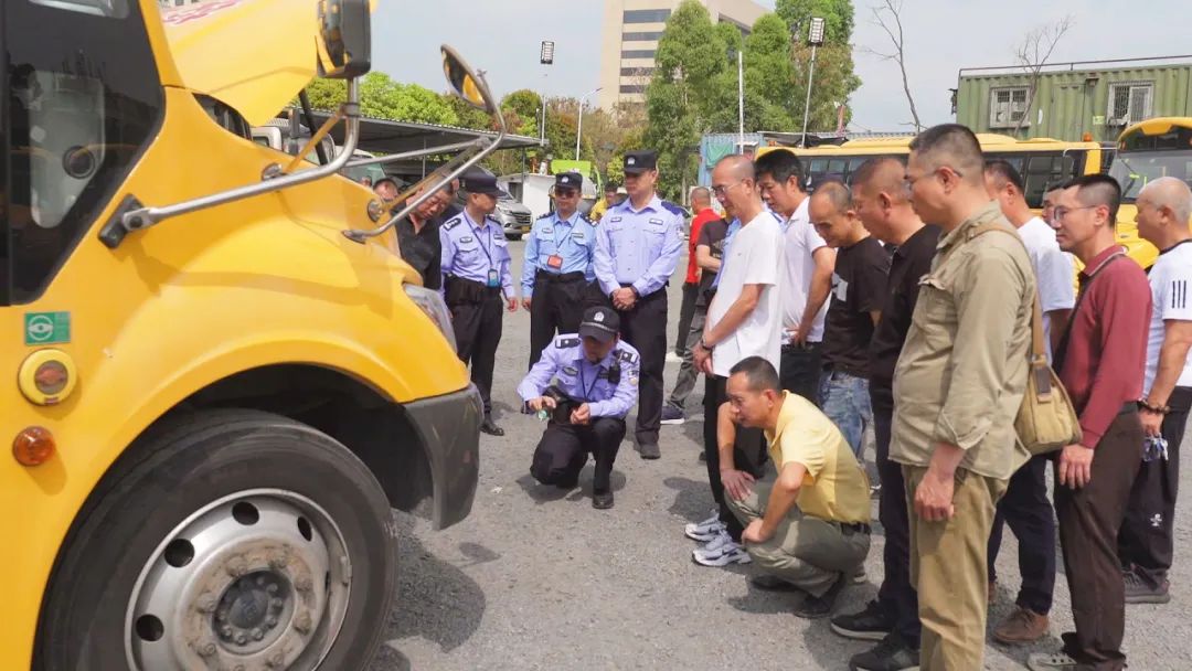 護校安園｜汕頭交警：擰緊校車“安全閥” 守護學(xué)子“平安路”