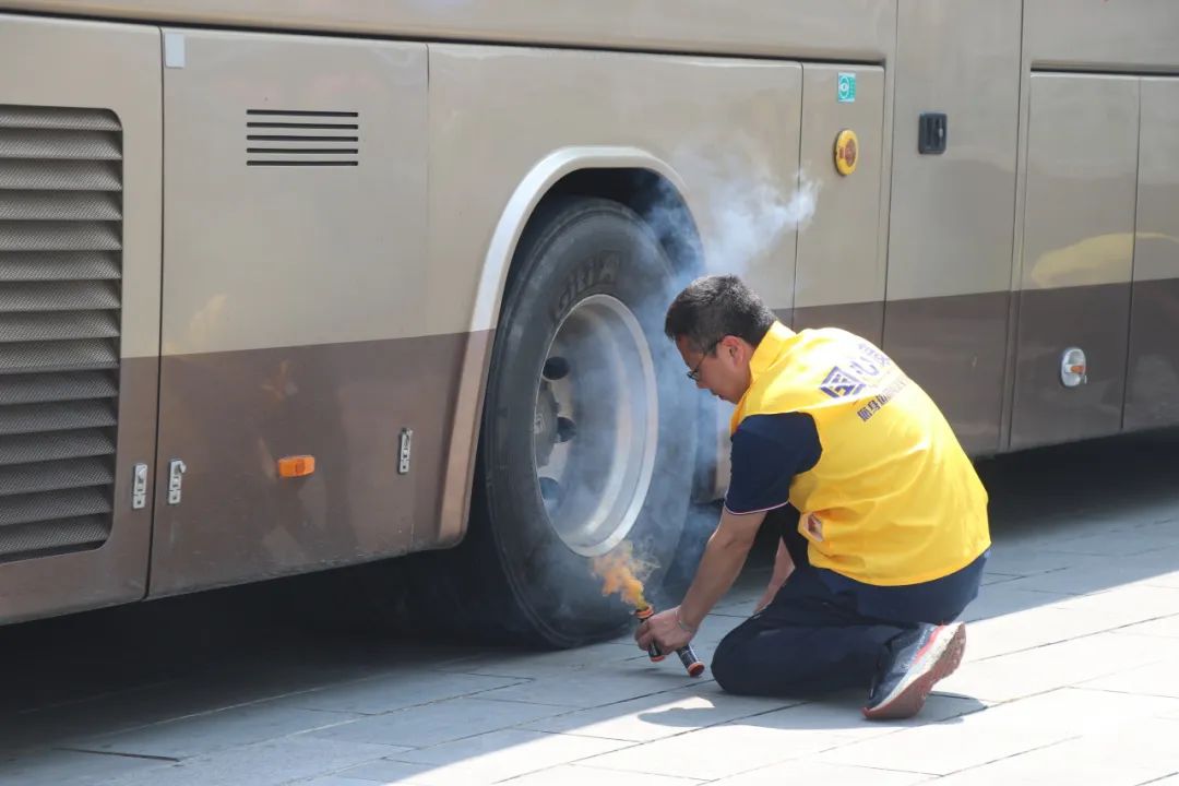 金澤中學開展校車應(yīng)急疏散演練活動