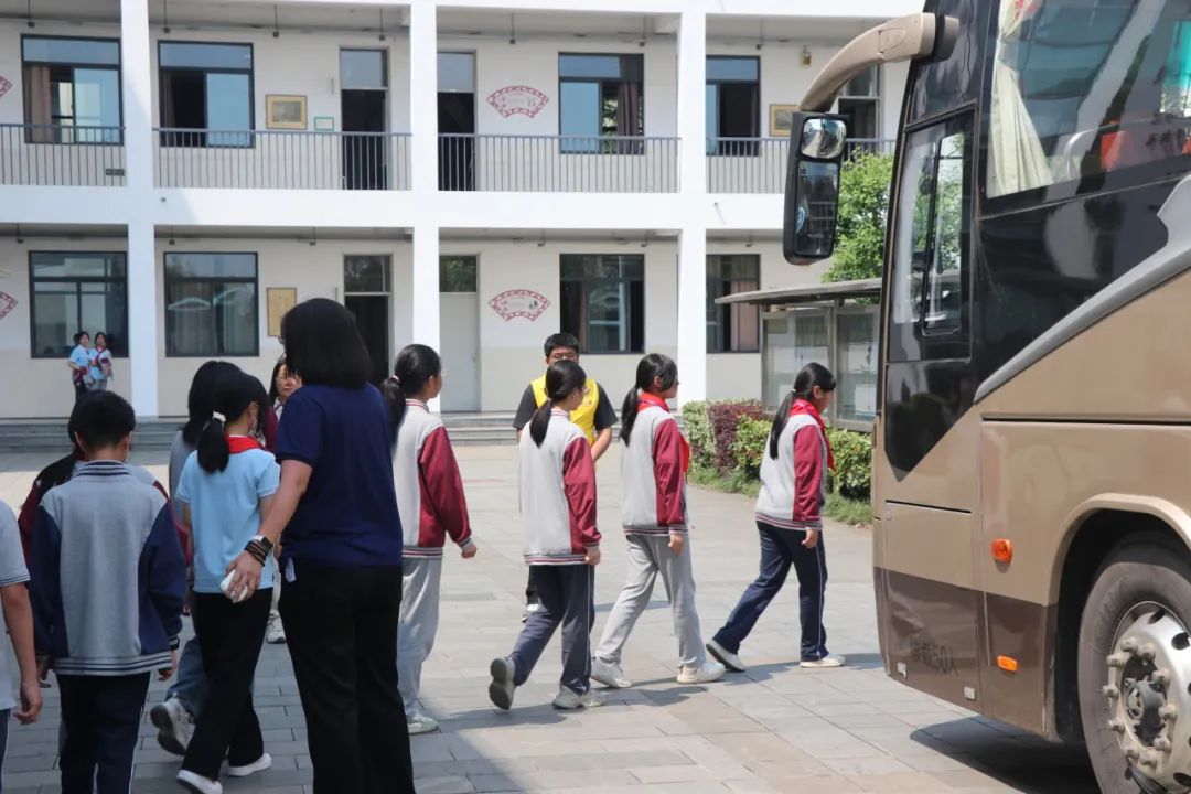 金澤中學開展校車應(yīng)急疏散演練活動
