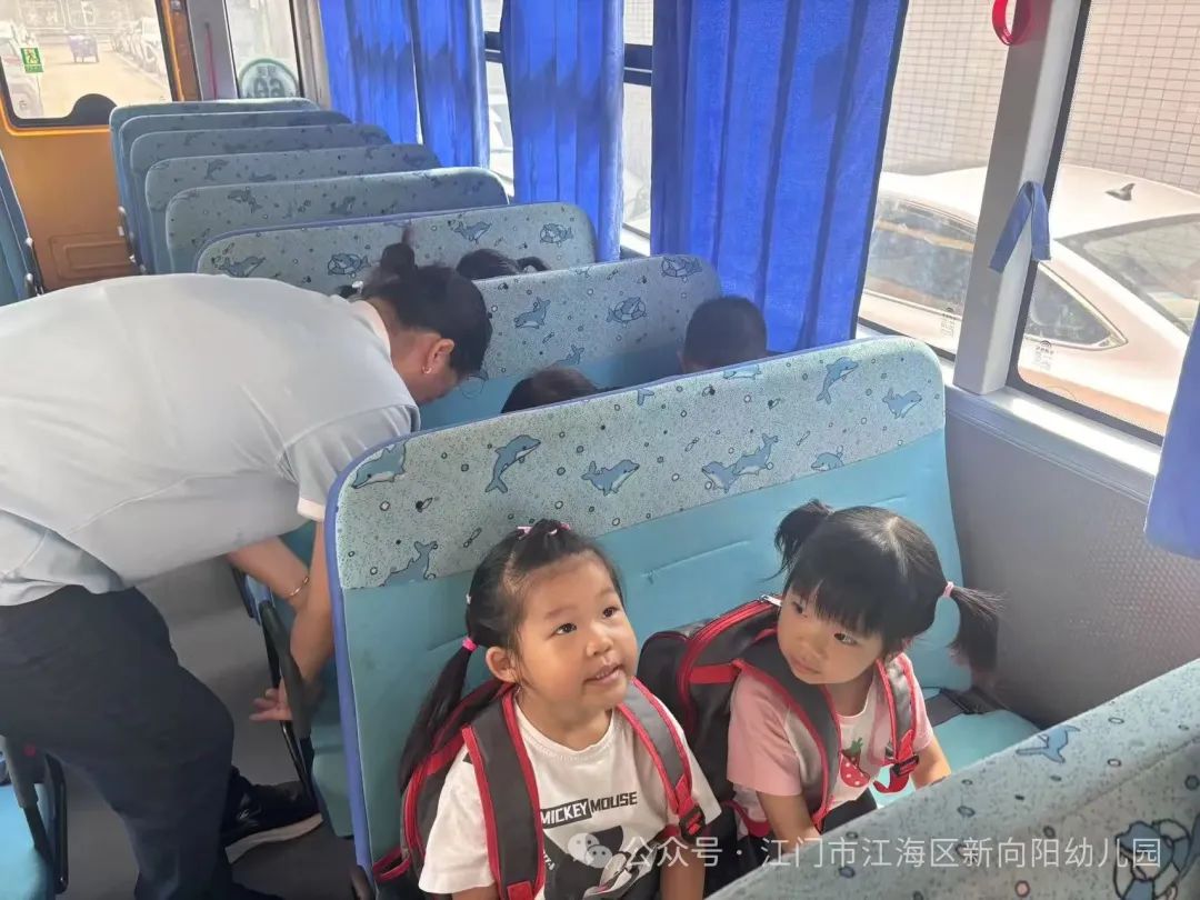 【安全乘校車(chē)，平安伴我行】--江海區(qū)新向陽(yáng)幼兒園校車(chē)安全演練