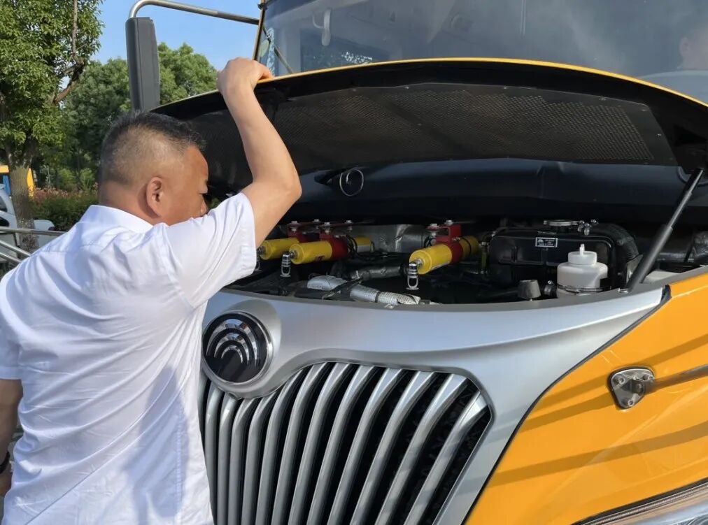 “大鼻子”校車整裝待發(fā)，迎接學(xué)子平安返校