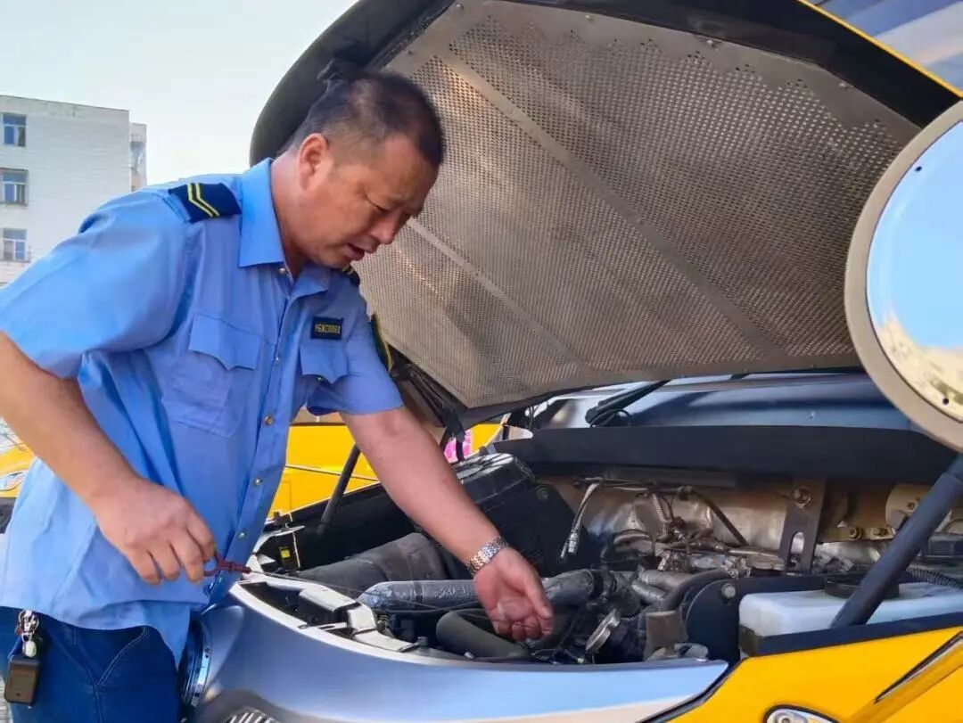 【安全可靠 服務(wù)高效】— 歡迎您乘坐西青校車