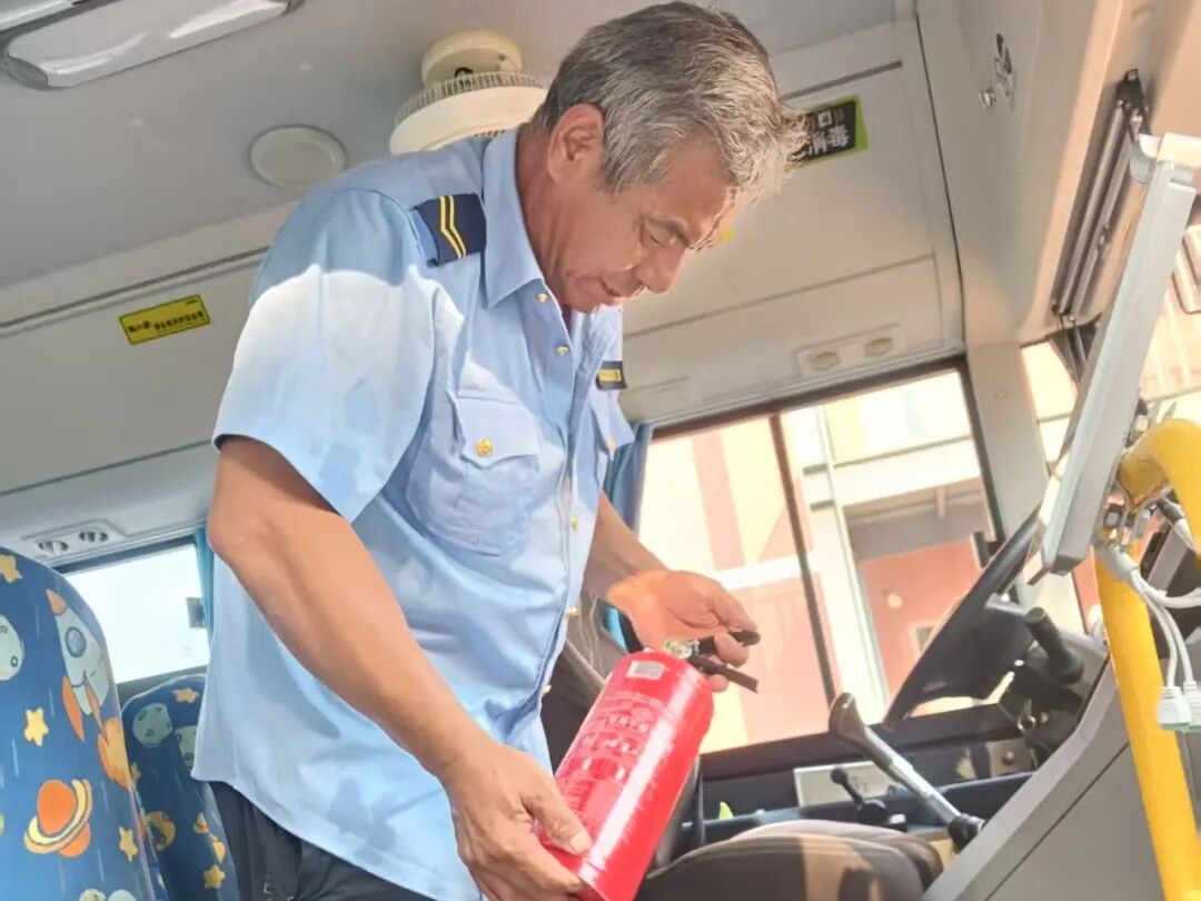 【安全可靠 服務(wù)高效】— 歡迎您乘坐西青校車