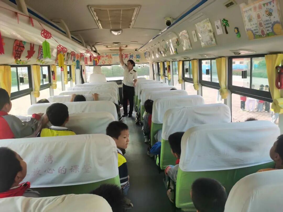 瑯琊小學(xué)安全教育課程校車安全演練，共筑生命防線---瑯琊小學(xué)舉辦2025年秋季校車消防應(yīng)急演練