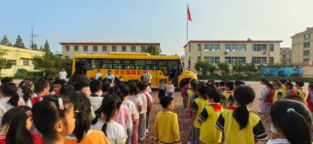 瑯琊小學(xué)安全教育課程校車安全演練，共筑生命防線---瑯琊小學(xué)舉辦2025年秋季校車消防應(yīng)急演練