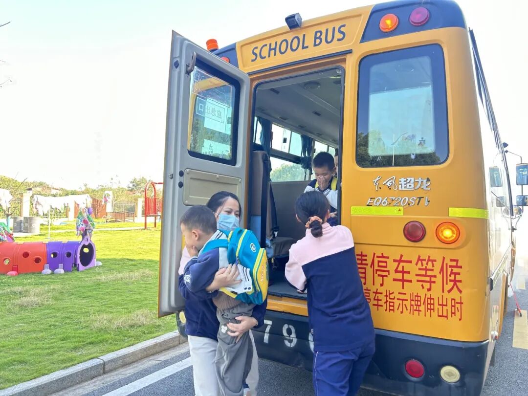 筑牢校車安全 守護(hù)成長(zhǎng)之路 —— 紅蓮湖第二幼兒園校車安全應(yīng)急演練活動(dòng)