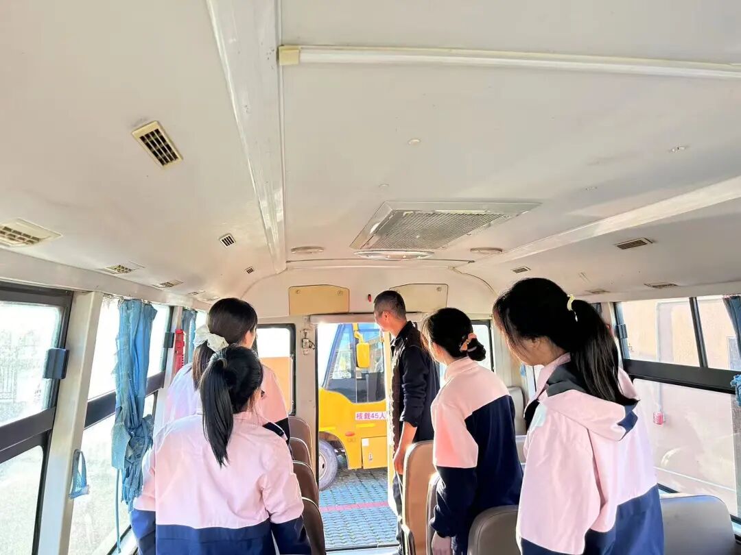 筑牢校車安全 守護(hù)成長(zhǎng)之路 —— 紅蓮湖第二幼兒園校車安全應(yīng)急演練活動(dòng)
