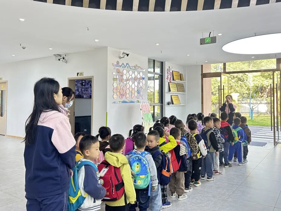 筑牢校車安全 守護(hù)成長(zhǎng)之路 —— 紅蓮湖第二幼兒園校車安全應(yīng)急演練活動(dòng)