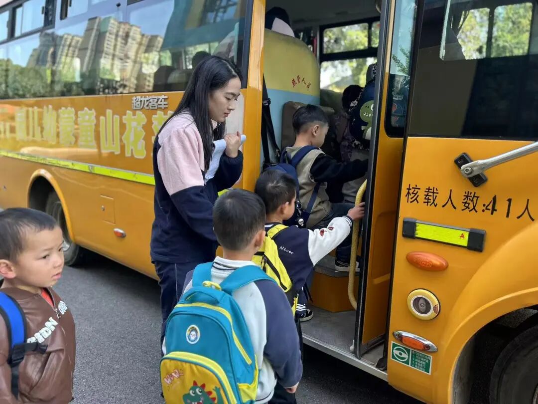 筑牢校車安全 守護(hù)成長(zhǎng)之路 —— 紅蓮湖第二幼兒園校車安全應(yīng)急演練活動(dòng)