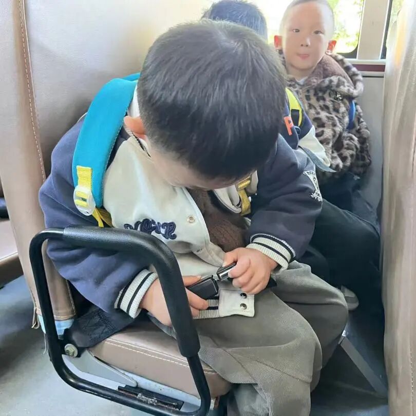 筑牢校車安全 守護(hù)成長(zhǎng)之路 —— 紅蓮湖第二幼兒園校車安全應(yīng)急演練活動(dòng)