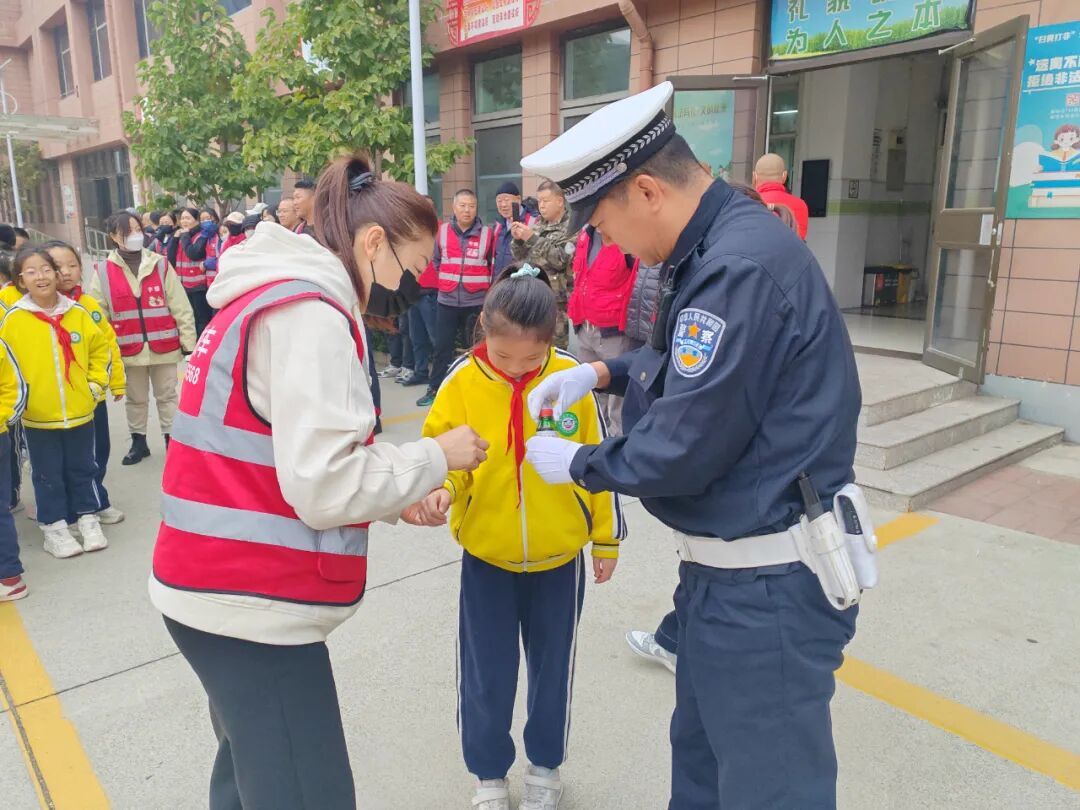 【陽光下的守護】三河公安交警進校園！校車安全演練筑牢平安防線