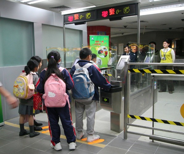 香港天水圍設聯(lián)校跨境校車網