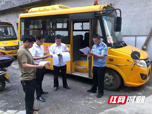 鳳凰：多部門開展校車聯(lián)合整治行動 護(hù)航校車安全