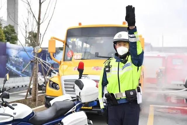 滿載學生的校車車廂內(nèi)突然冒出濃煙，怎么辦？
