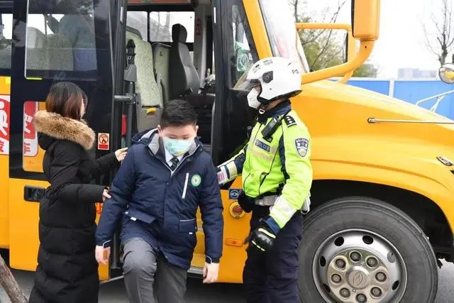 滿載學生的校車車廂內(nèi)突然冒出濃煙，怎么辦？