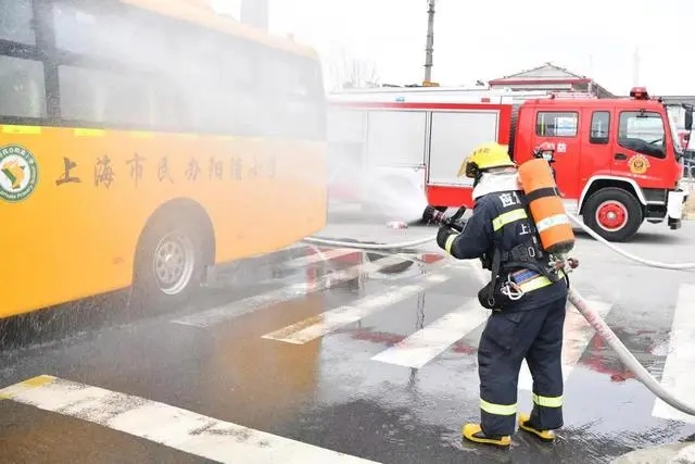 滿載學生的校車車廂內(nèi)突然冒出濃煙，怎么辦？