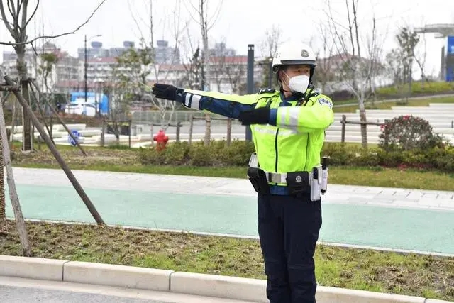 滿載學生的校車車廂內(nèi)突然冒出濃煙，怎么辦？