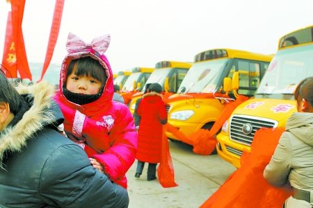 新鄭10家企業(yè)捐贈(zèng)55輛愛(ài)心校車(chē) 有望明起上路