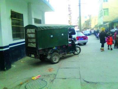 “鐵籠校車(chē)”插銷(xiāo)鎖死逃生門(mén)（圖）